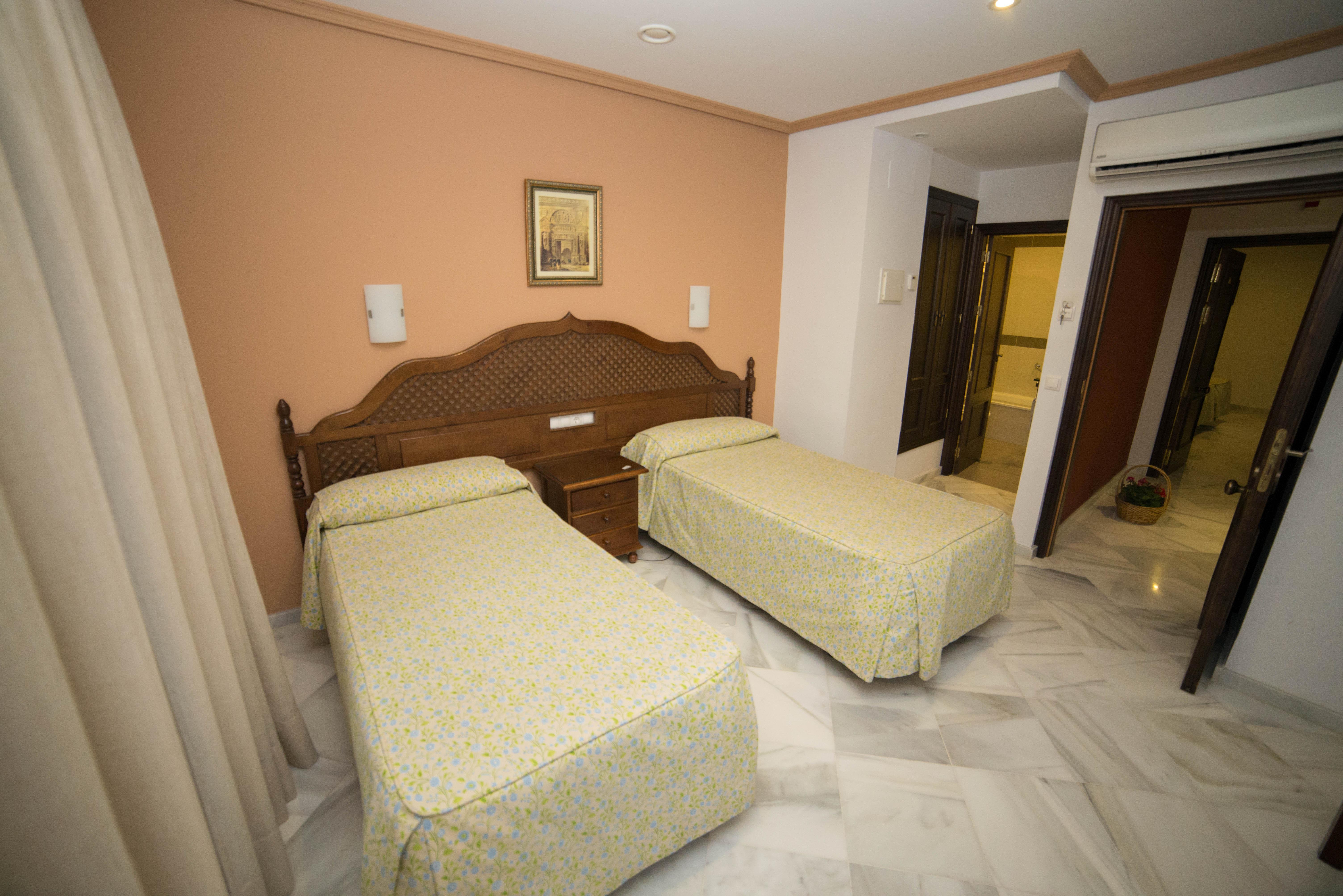 Hotel Los Omeyas Кордоба Екстериор снимка