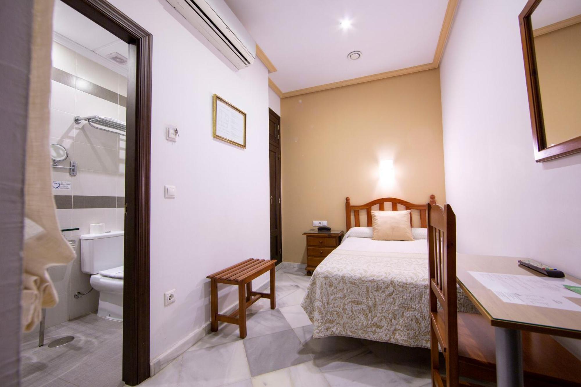 Hotel Los Omeyas Кордоба Екстериор снимка